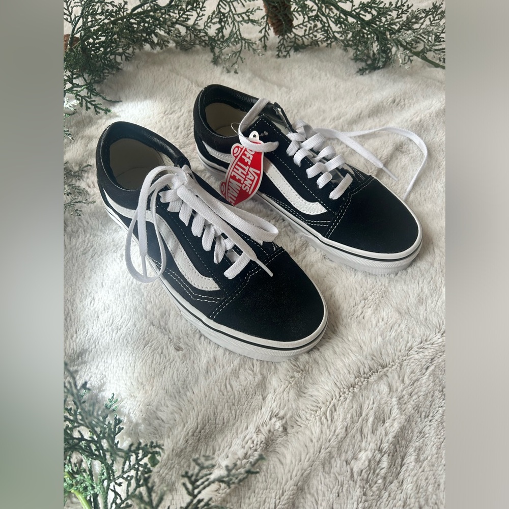 Vans Old Skool Black White Sneakers Women’s 5.5 Men’s 4 NWT